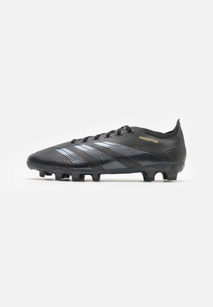 Botas de fútbol negras con material sintético texturizado, que presentan un distintivo patrón de rayas azules y el logo "Predator" dorado en el costado.