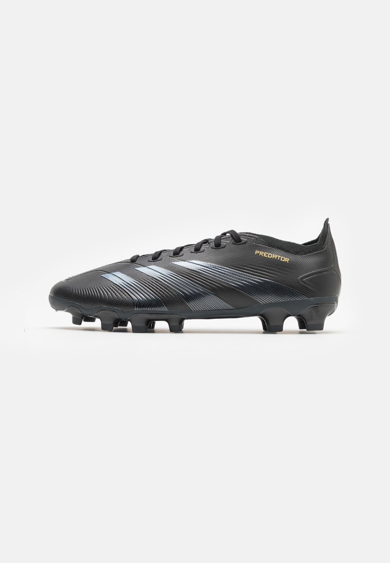 Scarpa da calcio nera con materiale sintetico texturizzato, caratterizzata da un distintivo motivo a righe blu e il marchio dorato "Predator" sul lato.