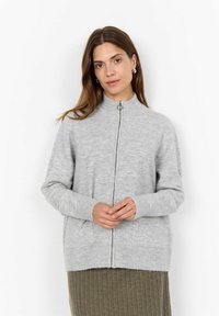 Světle šedý cardigan na zip s vysokým l�ímcem, žebrovanými manžetami a dvěma předními kapsami, vyrobený z měkké texturované pleteniny.