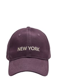 Lila basker av tyg med broderad "NEW YORK" i beige framtill. Böjd skärm och sex ventilationshål.
