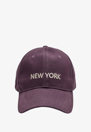 Ljubičasta bejzbol kapa od tkanine s vezenim natpisom "NEW YORK" u bež boji sprijeda. Zakrivljeni vizir i šest ventilacijskih rupica.