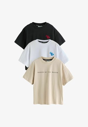 Tre t-shirts med korte ærmer: sort med rød logo, hvid med blå logo og beige med sort tekst. Alle er lavet af blødt bomuldsstof.