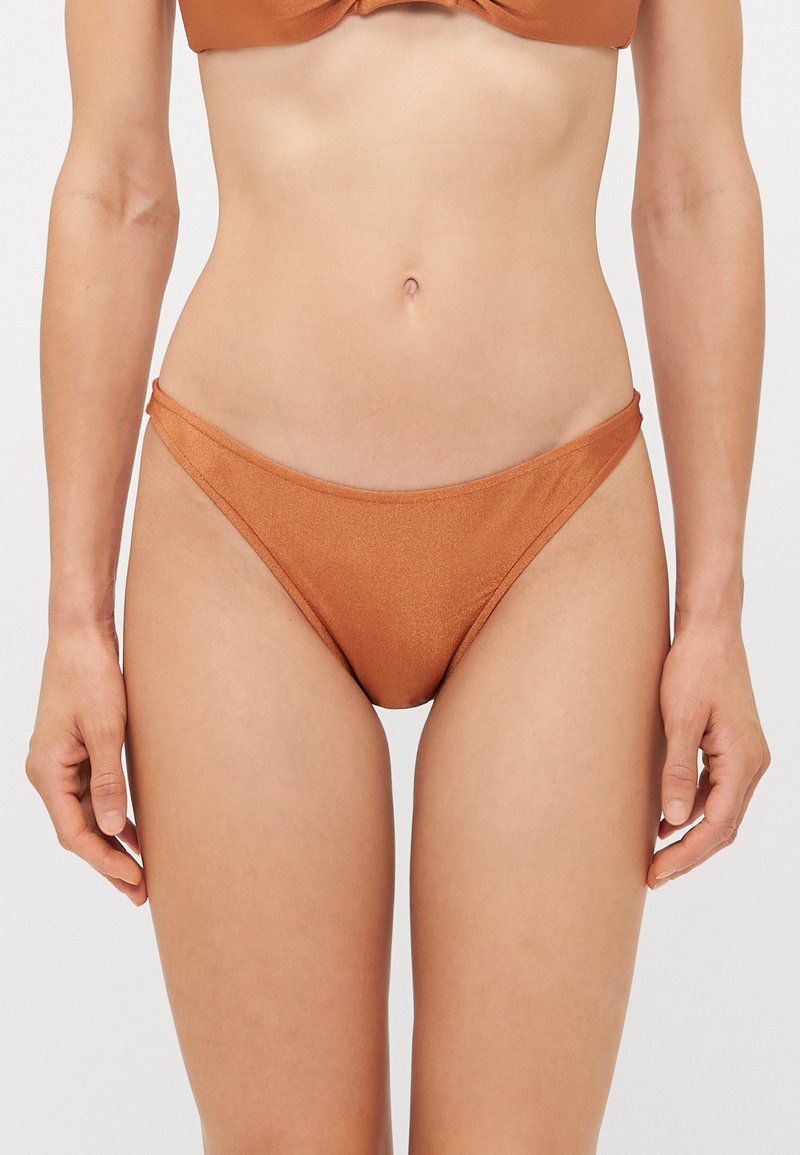 Brązowe majtki bikini o błyszczącym wykończeniu, cienkich bocznych paskach i niskim kroju, z gładkiego, teksturowanego materiału.