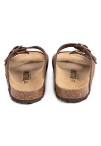 Sandales en daim marron avec une sangle réglable, semelle en liège, semelle extérieure en caoutchouc texturé et nom de la marque imprimé sur la semelle intérieure.