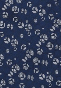 Granatowy materiał z teksturowanym splotem, z rozproszonymi białymi wzorami liści i okręgów, w tym wzory kratkowe wewnątrz niektórych kształtów.