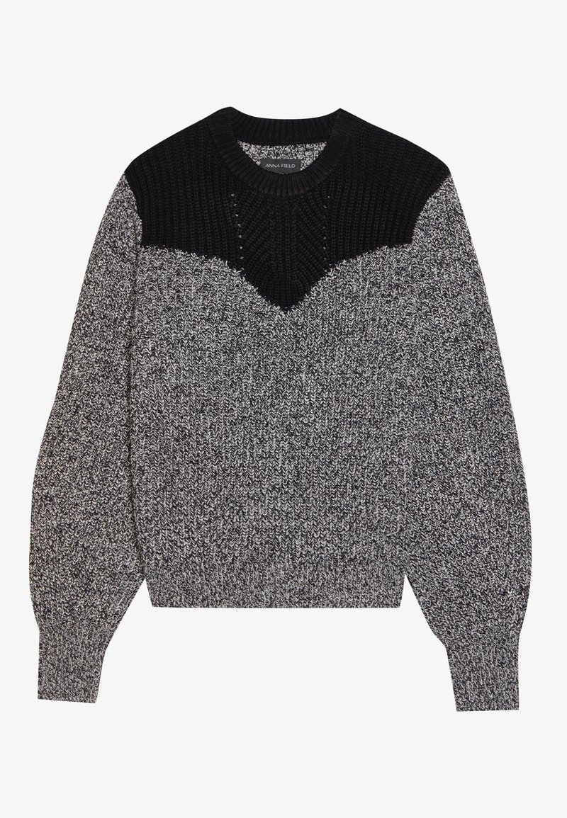 Sweter dzianinowy w czerni i szarości. Posiada teksturowany czarny kołnierz oraz wzór w kształcie litery V. Długie rękawy z ściągaczami; miękka, gruba faktura.