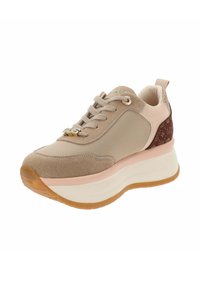 Zapatilla beige con un upper de ante texturizado, acentos rosas, un cuello acolchado y una suela blanca gruesa con una base de goma marrón. Detalles en dorado.