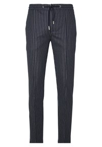 Granatowe spodnie w paski z ściągaczem w pasie, zwężanymi nogawkami i lekkim materiałem z pionowymi białymi paskami.