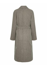 Cappotto lungo in misto lana beige con colletto, vita aderente e maniche larghe. Presenta una texture a spina di pesce e una silhouette dritta.