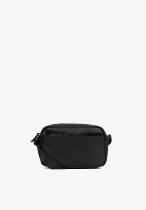 Zwarte rechthoekige crossbodytas met een voorvak met ritssluiting en een verstelbare stoffen riem op een witte achtergrond.