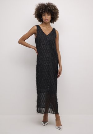 Rochie maxi neagră fără mâneci, cu decolteu în V, având o suprafață texturată și strălucitoare și un croi drept, stratificată peste un material subțire.