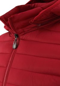 Giacca imbottita rossa con colletto alto, chiusura con zip e tessuto strutturato. Include dettagli come cuciture e una tasca con zip.