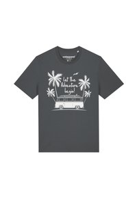 Grijze katoenen t-shirt met een witte grafische print van een retro bus en palmbomen, met de tekst "Laat het avontuur beginnen!" daarboven.