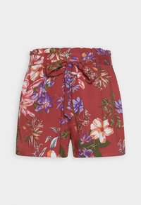 Pantalones cortos rojos con un cinturón ajustable en la cintura, que presentan grandes flores rosas y moradas junto con hojas verdes, elaborados en una tela ligera y texturizada.