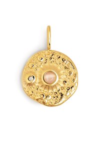 Goldanhänger mit strukturiertem, kreisförmigem Design, der einen zentralen pinken Stein und einen kleinen Diamantenakzent aufweist. Enthält eine Schlaufe zur Befestigung.