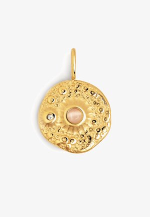 Zlatý prívesok s textúrovaným kruhovým dizajnom, ktorý má centrálny ružový kameň a malý diamantový akcent. Obsahuje očko na pripevnenie.