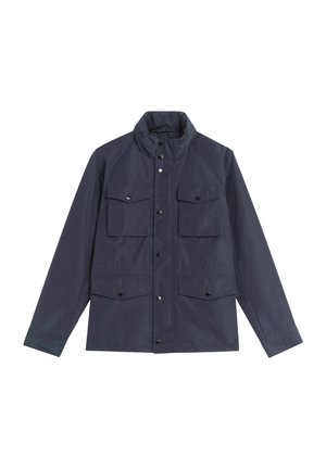 Mørk marineblå jakke med høj krave, knaplukning foran og fire lommer med klapper og knapper—to på brystet og to ved taljen.