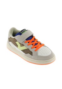 Sneaker con tomaia in suede grigio, lacci arancioni e un accento verde. Presenta una fascia in velcro, una punta bianca e suola in gomma beige.