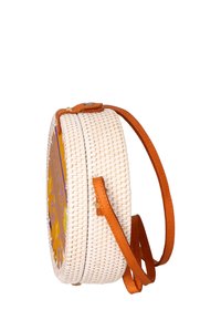 Borsa a tracolla rotonda in bianco con una decorazione frontale colorata, dotata di una tracolla in pelle marrone e dettagli in pelle. Tessuto resistente, design leggero.