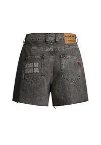Shorts de mezclilla negra con dobladillos deshilachados, que cuentan con dos bolsillos traseros con bordado "RBR" y una etiqueta de cuero en la cintura.