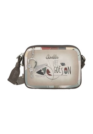 Piccola borsa a tracolla beige e pastello con scritta "Anekke Life Goes On", design astratto e un portachiavi con cuore e perline.