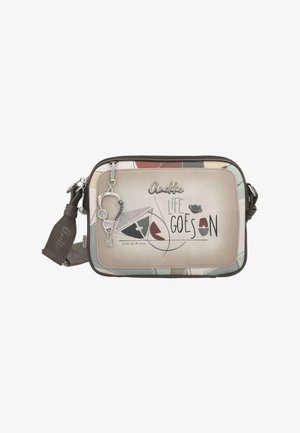 Piccola borsa a tracolla beige e pastello con scritta "Anekke Life Goes On", design astratto e un portachiavi con cuore e perline.