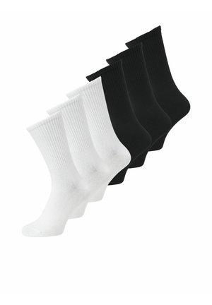 Tre par hvite og tre par svarte midtkalid ribbestrikkede sokker, arrangert side om side på en hvit bakgrunn.