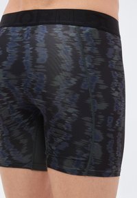 Ανδρικά μπόξερ σε μαύρο με πολύχρωμο αφηρημένο σχέδιο. Διαθέτουν απαλό ελαστικό ζωνάρι και λείο, ελαστικό ύφασμα.