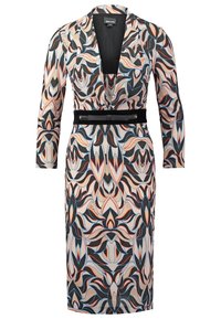 Robe longue à manches longues jusqu’aux genoux avec motif abstrait noir, blanc, orange et bleu, décolleté en V profond et ceinture noire à la taille.