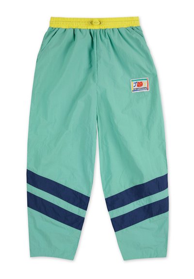 Leichte mintgrüne Jogginghose mit navyblauem Streifenmuster, elastischem gelbem Bund und einem Etikett auf dem linken Oberschenkel.