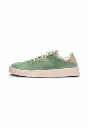 Zapatilla verde de ante de caña baja con suela beige, cordones y parche en el talón, con el logotipo de la marca en el lateral.