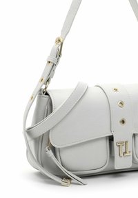 Bolso de mano de imitación cuero gris con forma rectangular, acentos en hardware dorado, cierre a presión y correa de hombro ajustable.