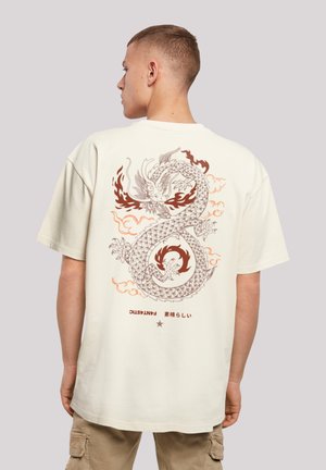 Šviesiai beige marškinėliai su dideliu drakono grafiku pilkos ir oranžinės spalvos, su ugnimi, žvynais ir japonišku tekstu nugarėlėje. Trumpomis rankovėmis, laisvas kirpimas.