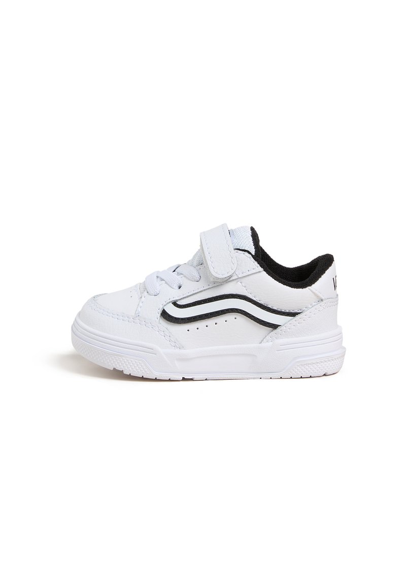 Sneaker bianca con accenti neri, cinturino a strappo, tomaia in pelle liscia e tessuto, suola testurizzata, con dettagli perforati sul lato.
