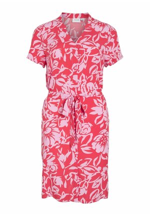 Sukienka z krótkim rękawem, z dekoltem w serek, w kwiatowy wzór w kolorze różowym i białym, z paskiem w talii i zapięciem na guziki z przodu.