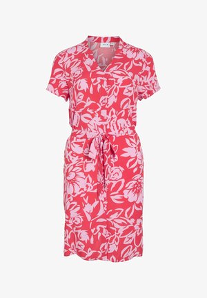 Korte mouw jurk met een V-hals, bloemenpatroon in roze en wit, met een ceintuur in de taille en knoopsluitingen aan de voorkant.