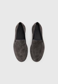 Mocassins en suede gris avec une texture lisse, design à enfiler, accents de double couture et une silhouette à bout arrondi.