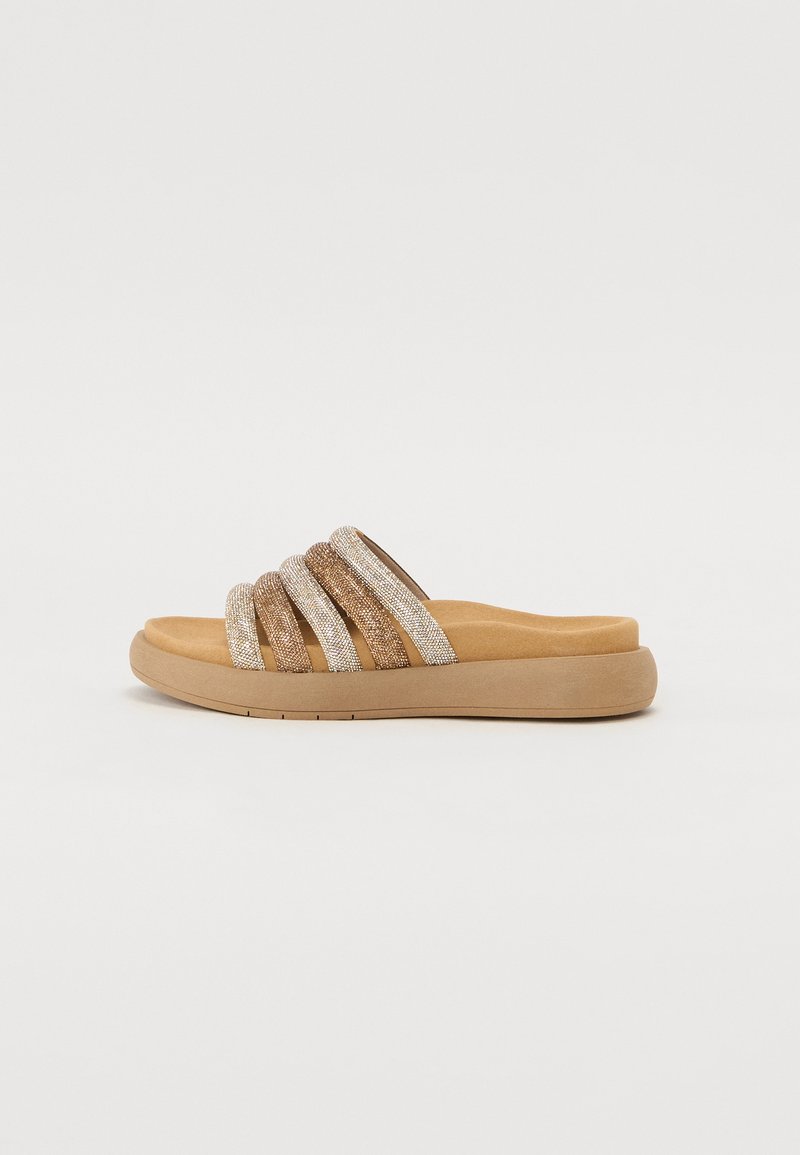 Sandales à semelles ouvertes avec cinq bandes scintillantes en or, argent et bronze, sur une semelle intérieure rembourrée beige et une semelle en caoutchouc.