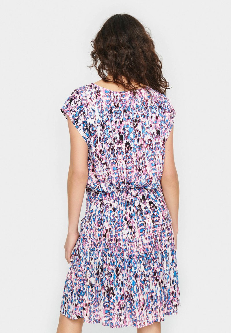 Sukienka z krótkim rękawem w kolorowy, abstrakcyjny wzór w odcieniach różu, niebieskiego i czarnego, z marszczoną talią i plisowanym dołem.
