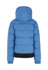 Modrá puffová bunda s kapucňou, s horizontálnym prešívaním, elastickými manžetami a čiernym pásom v oblasti pása. Hladká, polstrovaná textúra.