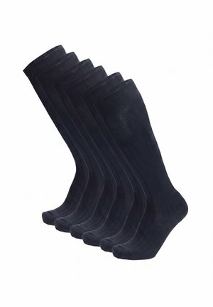 Sechs Paar schwarze gerippte Kniestrümpfe nebeneinander auf weißem Hintergrund angeordnet.