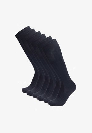 Sechs Paar schwarze gerippte Kniestrümpfe nebeneinander auf weißem Hintergrund angeordnet.