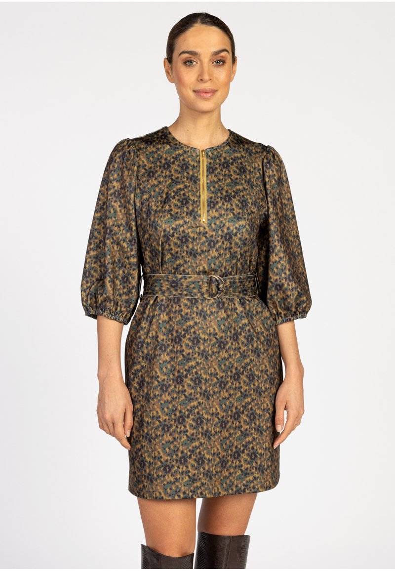 Bruine en blauwe bloemenjurk met een ritskraag, pofmouwen en een tailleriempje. Heeft een zachte textuur en een getailleerd silhouet.