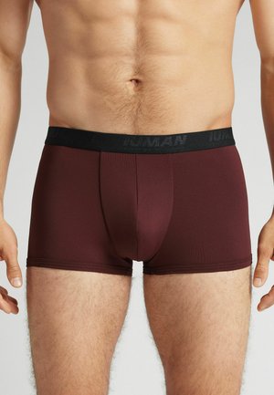 Burgunderfarbene Herren-Boxershorts aus glattem Material. Mit einem breiten schwarzen Bund, der mit eingeprägtem Text versehen ist, und einer figurschmeichelnden Passform.