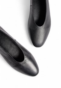 Zwarte leren ballerina's met een ronde neus en een gladde textuur. Instapontwerp met een laag profiel en minimale details.