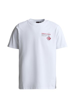 Camiseta blanca de manga corta con el texto "Zavetti Canada", coordenadas y una gráfica de hoja de arce roja en el área del pecho izquierdo.