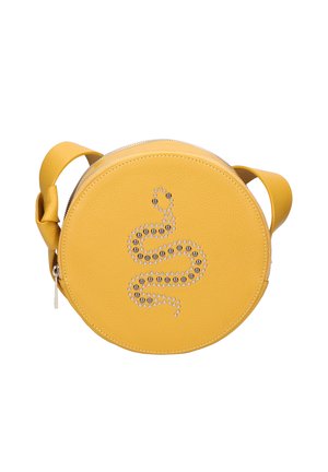 Borsa a tracolla rotonda in pelle gialla con un design di serpente borchiato in argento e chiusura con cerniera.