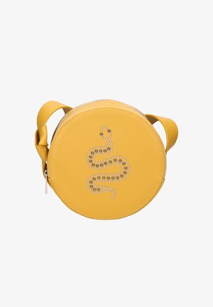 Gele ronde leren crossbodytas met een zilveren, met studs versierde slangendesign en een ritssluiting.
