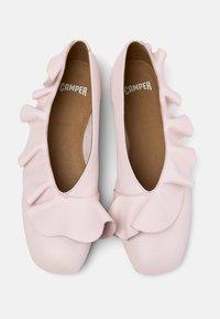 Ροζ δερμάτινες φλατ με υφασμάτινη λεπτομέρεια βολάν κατά μήκος της άκρης, στρογγυλεμένη μύτη και μαλακό εσωτερικό με καφέ πάτο.