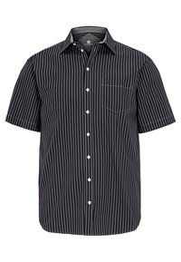 Schwarzes T-Shirt mit kurzen Ärmeln und weißen vertikalen Streifen, Knopfleiste vorne und Brusttasche; der Stoff wirkt glatt und hat eine klassische Passform.